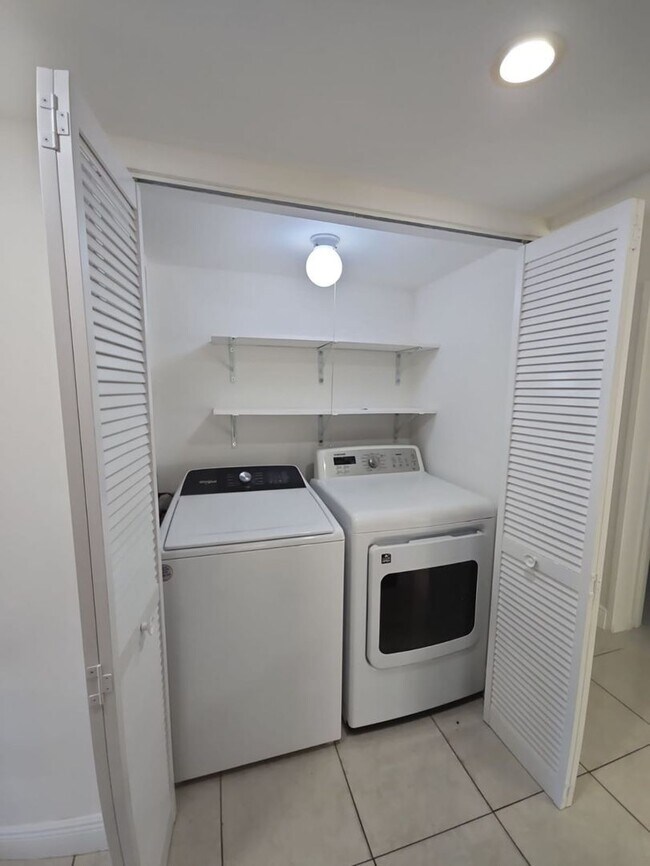 Building Photo - LABOR DAY SPECIAL Great Renovated 3/1 |  Q...