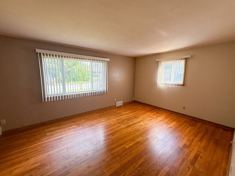 Building Photo - 426 Rushmore Ln