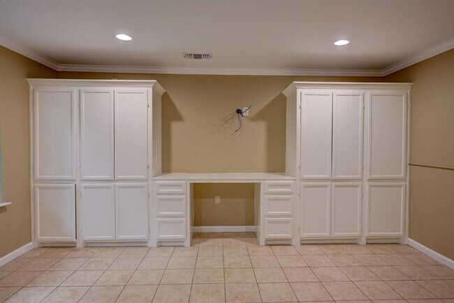 Building Photo - 914 Oak Glen Dr