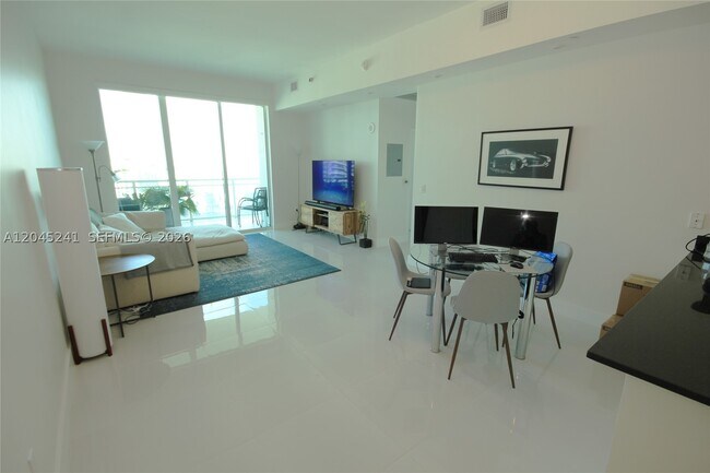 Building Photo - 950 Brickell Bay Dr