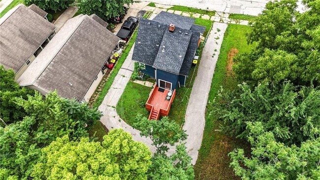 Building Photo - Great 2 bedroom 2 FULL bathrooms remodeled...