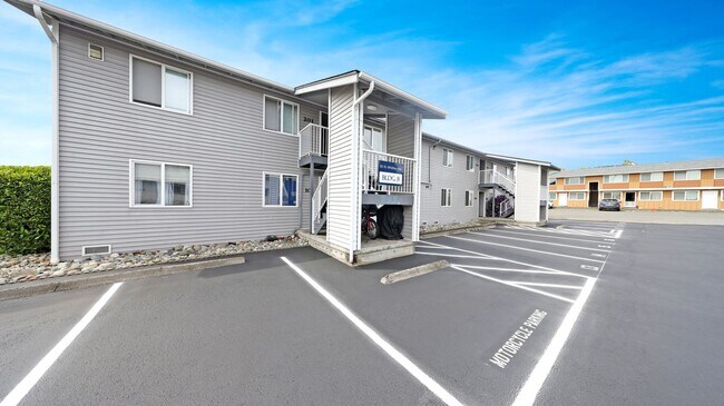 Building Photo - 2 Bed 1 Bath - Pet per Approval - Downtown Location - NAS Whidbey
