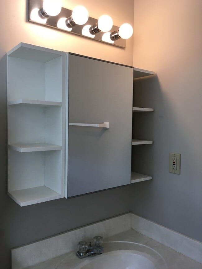 Building Photo - Lovely Townhouse! Fresh Paint, New Carpet, All Electric!  W/D Included, Privacy Fenced Backyard