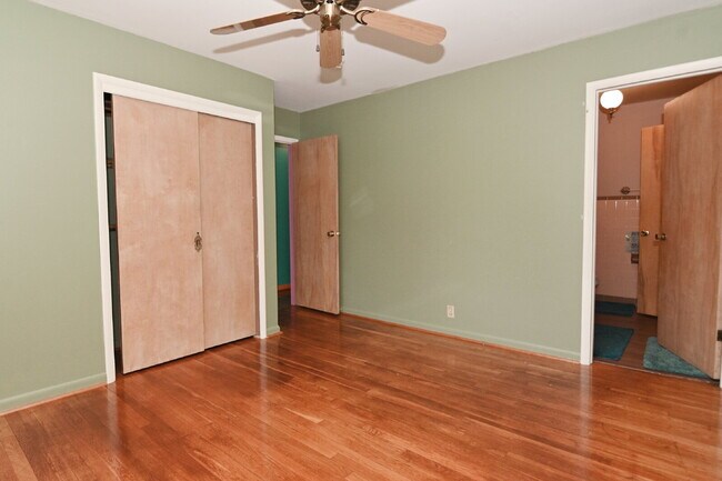 Building Photo - Charming 3-Bedroom Retreat with 2 Full Baths on South Meridian Street – 1516 Sq Ft of Comfort in ...