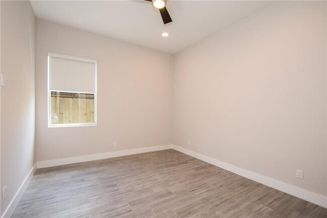 Building Photo - 1105 NE 2nd Ave