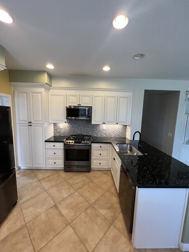 Building Photo - 42251 Harwick Ln