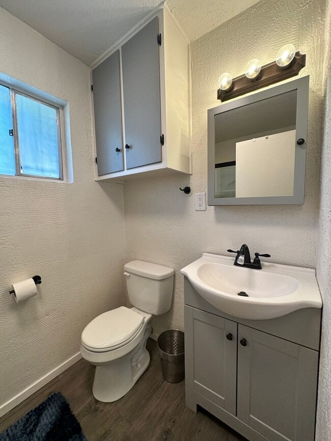 Building Photo - !!Scheduled showing for 3/25 @ 3:30-3:40 !!1Cute cozy 2 bedroom 1 bath with water , sewage , garb...