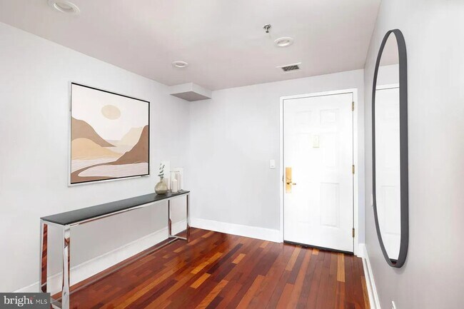 Building Photo - Spacious 4-Bedroom Residence with In-Unit Laundry in Center City