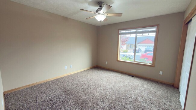 Building Photo - 355 SW Kalmia Ave