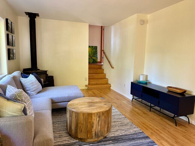 Building Photo - Absolutely Darling INDIANOLA cottage, full...