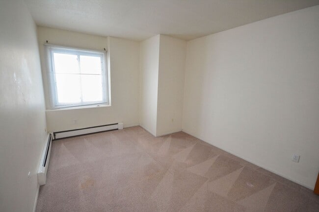 Building Photo - Rare 3bedroom Valhalla condo - basic cable & internet included!