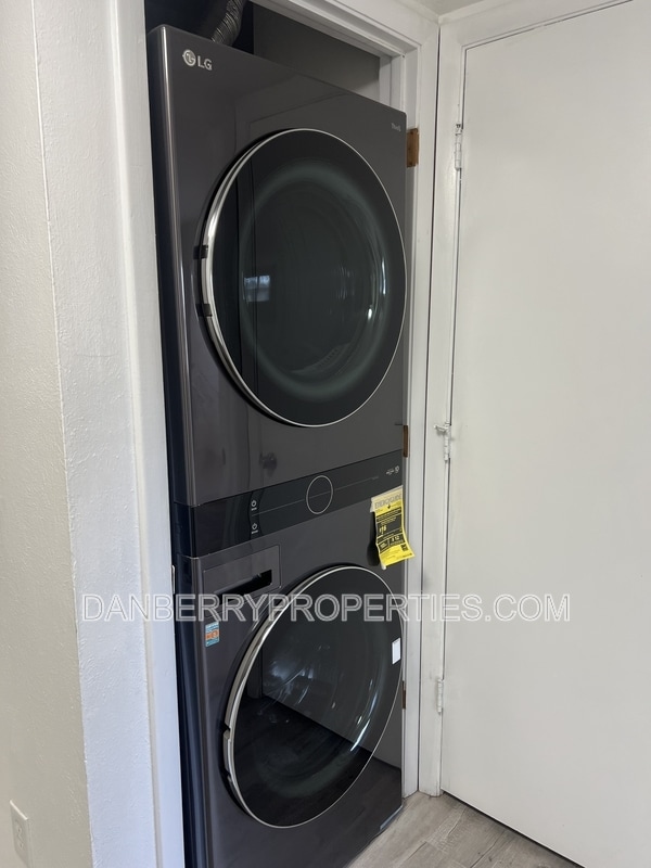 Building Photo - 3217 Glanzman Rd