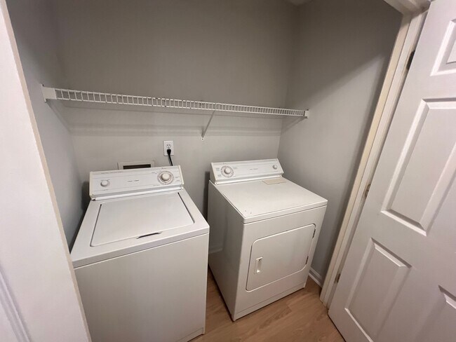 Building Photo - Center 628-630