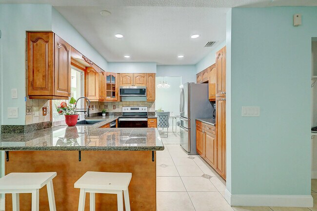 Building Photo - 238 SW Grove Ave