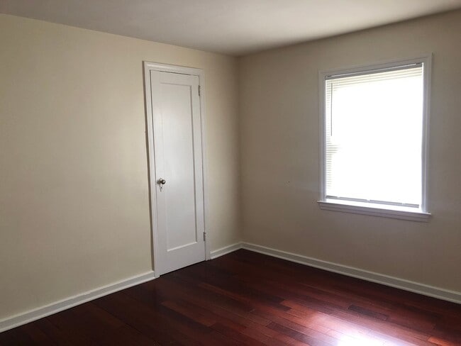 Building Photo - Cozy 2 Bedroom Semi-Attached Home on Quiet...