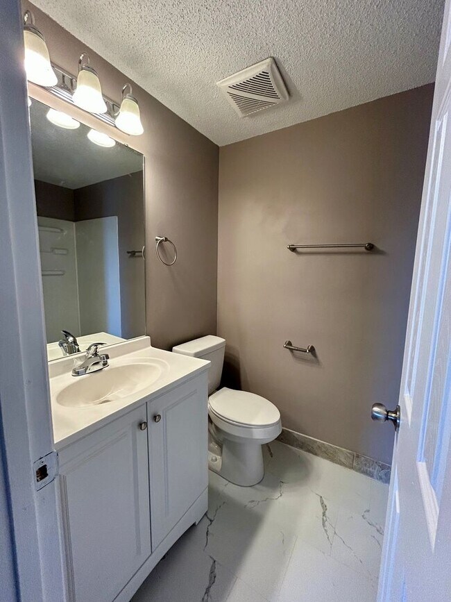 Building Photo - University Spacious 3rd floor Condo