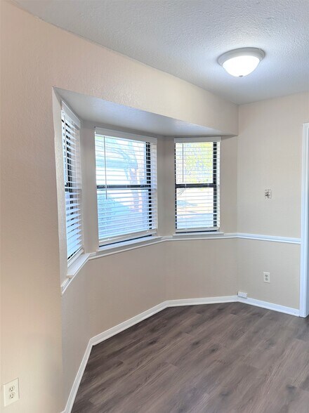 Building Photo - 2204 Phyllis Dr