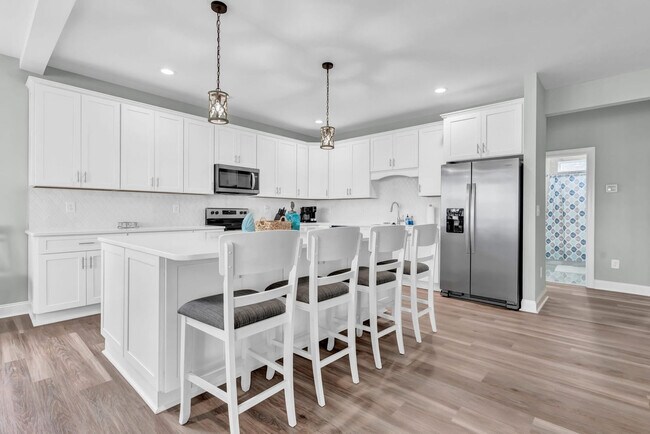 Building Photo - 822 S Topsail Dr