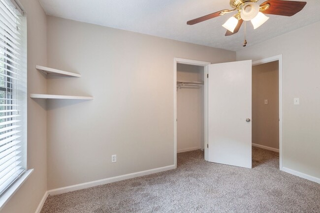Building Photo - Spacious 3/2.5 Split Level w/ Large Bonus Room and Private Backyard!