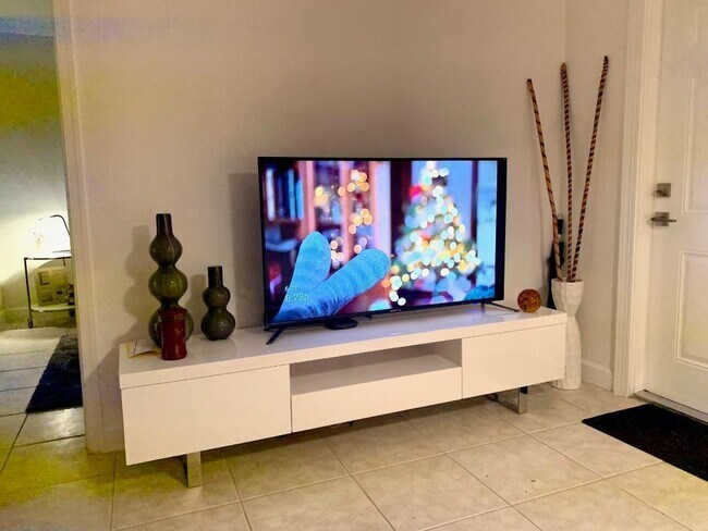 Building Photo - 2643 NE 8th Ave