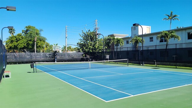 Building Photo - 1000 Venetian Way