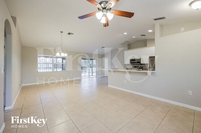 Building Photo - 652 Keller St E