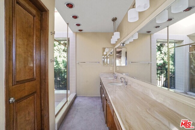 Building Photo - 364 Pershing Dr