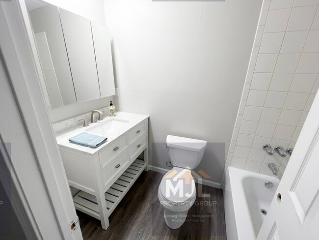 Building Photo - Renovated 2 Bedroom / 1 Bath Apartment W/ 1 Car Garage