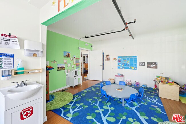 Building Photo - 522 W Vernon Ave