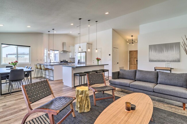 Building Photo - 44065 Dalea Ct