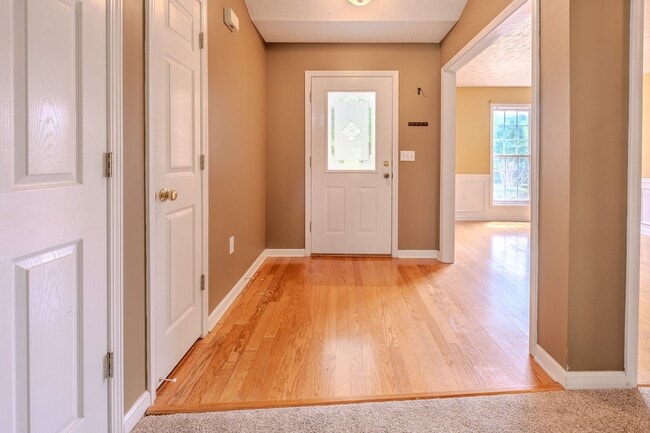 Building Photo - Beautiful 4 Bedroom Home on Large Private Lot in Hoschton