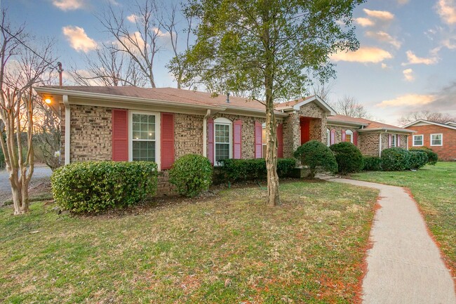 Building Photo - Beautifully Renovated Brentwood Home