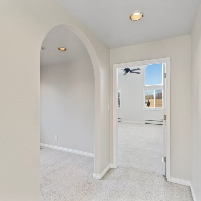 Building Photo - Large Murray 4 Bedroom Home