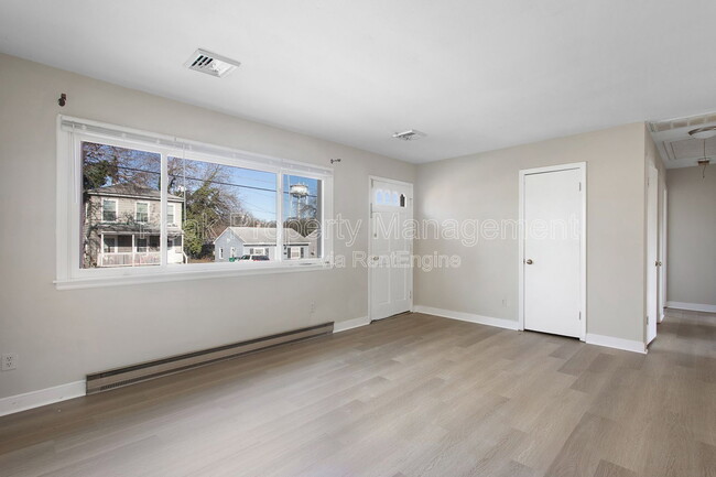 Building Photo - 11 N Fern Ave