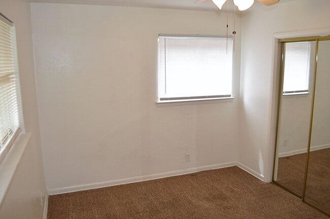 Building Photo - Charming Western Hills Home with Spacious ...