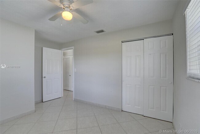 Building Photo - 4961 SW 17th St
