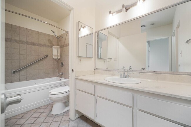 Building Photo - Updated La Jolla Townhome