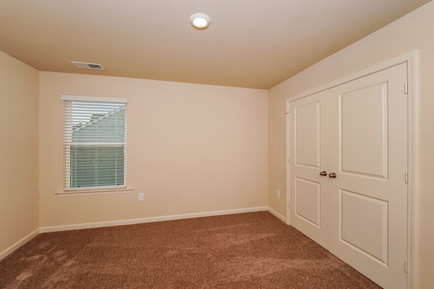 Building Photo - 525 Clover Cir