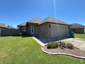 Building Photo - 3 Bedroom 2 Bath home located in coveted L...