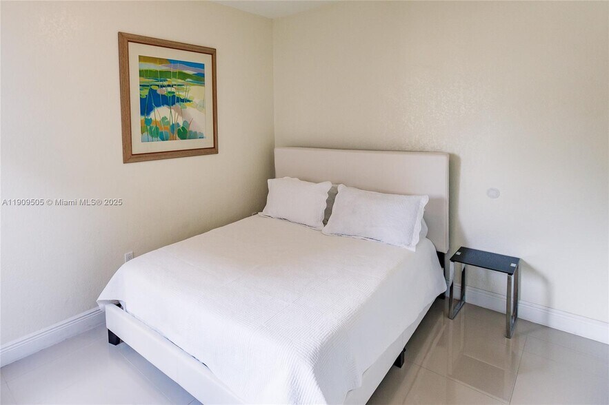 Building Photo - 518 SW 15th Ave