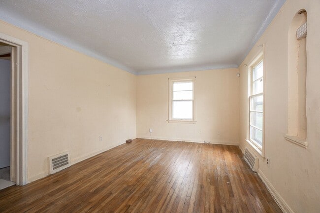 Building Photo - Convenient Showings — No Appointment Needed!