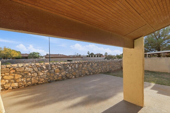 Building Photo - "Charming 3-Bedroom Retreat with 2 Full Baths