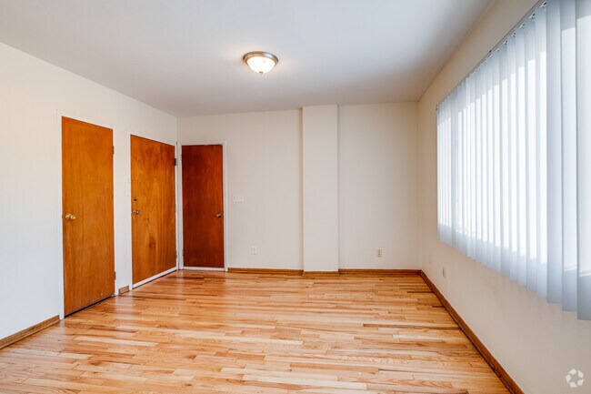 1917 Colfax Ave S - 1BR, 1BA - 550SF - Living Room - 1917 Colfax Ave S