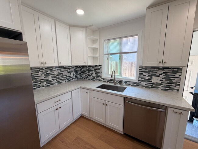 Building Photo - Spacious 4 Bedroom/2Bathroom Home in South San Francisco!