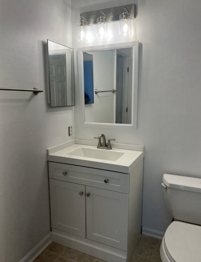 Building Photo - Spacious Three Bedroom Townhome in Old South!