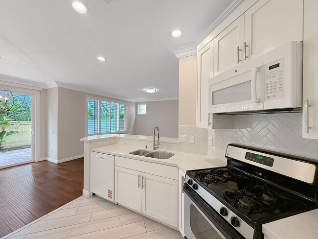 Building Photo - Great 3B/2.5BA House in Gated Community in...