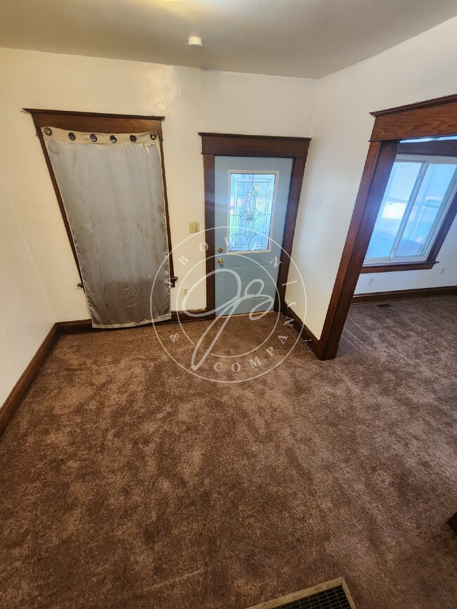 Building Photo - 3 bed 1 bath with bonus rooms!