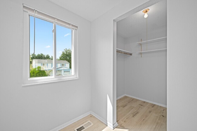 Building Photo - Discover Your Dream Home: Modern Comfort M...