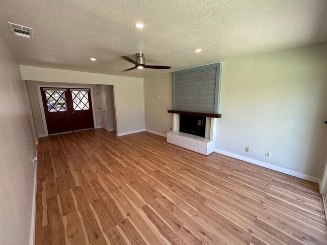 Building Photo - Beautiful 3 Bedroom, 2 Bath Tracy Home