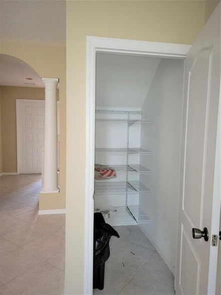 Building Photo - 233 River Bluff Ln